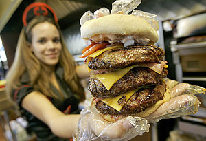 Una camarera muestra una hamburguesa 'XXL' (Foto: AP).