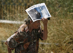 Una mujer se protege del sol en Atenas. (Foto: Aris Messinis | AFP)