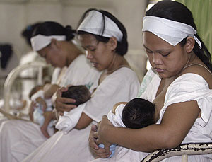 Madres en un hospital pblico de un suburbio de Manila, Filipinas. (Foto: Francis R. Malasig | EFE)