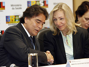 El ministro de salud de Brasil y la vicepresidenta de Abbott para Amrica del Sur. (Reuters)