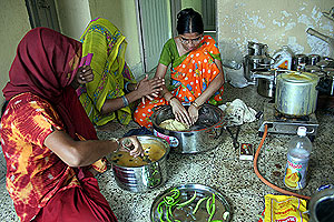 Mujeres con VIH preparan la comida. (Foto: AFP)