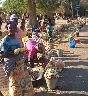 Mujeres africanas venden patatas en el borde de un camino. (Foto: AP | Joseph Schatz)