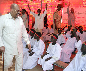 El presidente sudans, Omar al-Bashir, en una ceremonia con nios recin circuncidados en Darfur (AP | Abd Raouf)