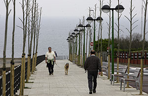 Dos personas caminan por el paseo La Galea en Getxo (Foto: Iaki Andrs)