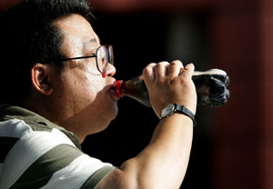 Un hombre bebiendo un refresco en San Francisco. (Foto: Justin Sullivan | AFP)