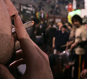 Un joven fumando un porro (Foto: Jaime Villanueva)