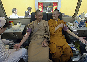 Dos monjes donan sangre en China, donde el 95% de las reservas sanguneas procede de donantes altruistas (Foto: Reuters)