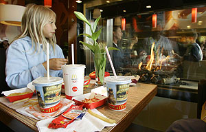 Una nia en un restaurante McDonald's de Mnich. (Foto: Michaela Rehle | REUTERS)