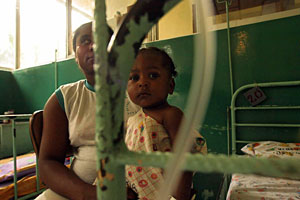 Una nia con malaria en el hospital de San Lorenzo, en Ecuador. (Foto: R. Buenda | AFP)