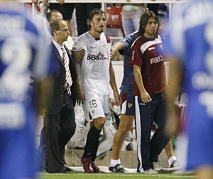 Antonio Puerta tras su desvanecimiento en el campo. (Foto: Reuters | M. del Pozo)