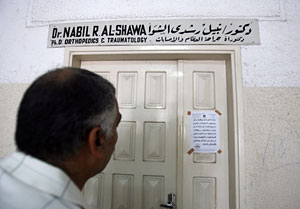 Un paciente ante una consulta cerrada en Gaza. (Foto: Mohammed Abed | AFP )