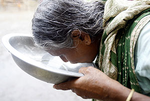 Una mujer bebe agua en Bangladesh. (Foto: Reuters)