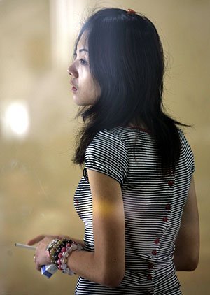 Una fumadora en el aeropuerto de Pekn. (Foto: AFP | Goh Chai Hin)