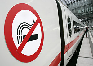 Un tren con una seal de 'Prohibido Fumar' en una estacin alemana. (Foto: AP | H. Knosowski)