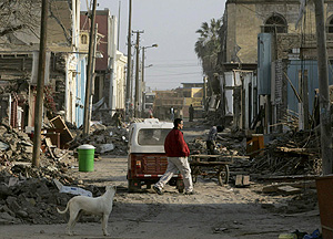 Un hombre camina entre los escombros por las calles de Pisco (Foto: EFE | Paolo Aguilar)