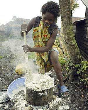 Una mujer prepara la comida en una zona al este del Congo. (Reuters)
