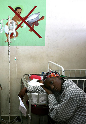 Una madre cuida de su hijo en un hospital de Puerto Príncipe, Haití. (Foto: AP | Ariana Cubillos)