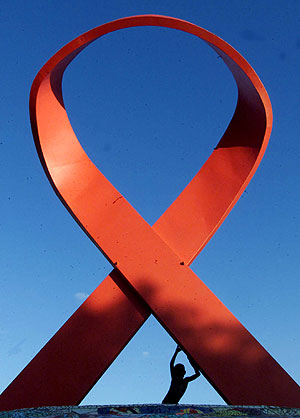 Un gran lazo rojo en apoyo a los enfermos de sida. (Foto: AP)