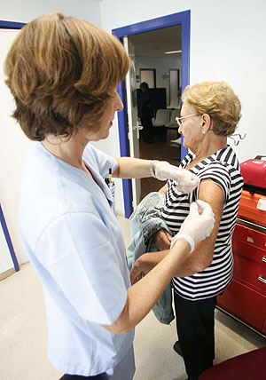 Una enfermera vacuna a una mujer. (Foto: David de Haro)