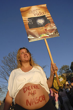Pie: Una mujer embarazada participa en una protesta antiaborto en Brasilia. (Foto: Roberto Jayme | REUTERS)