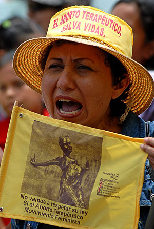 Una mujer se manifiesta para pedir la restitucin del aborto. (Foto: EFE)