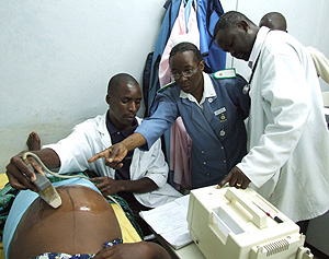 Sanitarios atienden a una mujer embarazada en Malawi (Foto: AFP | Stringer)