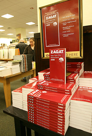 La gua de restaurantes Zagat, en una librera de Nueva York. (Emmanuel Dunand | AFP)