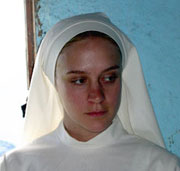 En Sudfrica, una monja se implica con cinco hurfanos del sida.