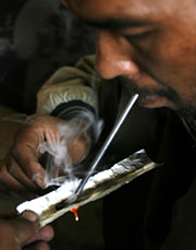 Un afgano fuma herona. (Foto: A. Masood | REUTERS)