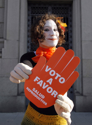 Un uruguayo protesta frente al Congreso en favor de la despenalizacin del aborto. (Foto: Andres Stapff | Reuters)