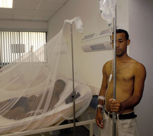 Enfermos de leptospirosis en un hospital de Santo Domingo. (Foto: Jorge Cruz | AP)