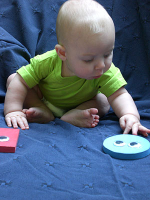 Uno de los bebés mientras realiza un experimento. (Foto: Universidad de Yale)