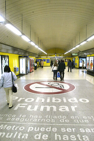 Prohibicin de fumar en el metro de Madrid. (Foto: Julin Jan)