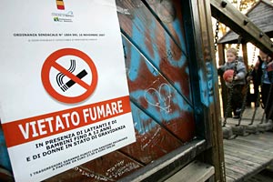 Cartel con la nueva prohibicin en un parque de Npoles. (Foto: Salvatore Laporta | AP)