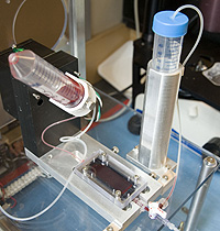 Una muestra de sangre atraviesa el dispositivo rectangular (Foto: H. M.)