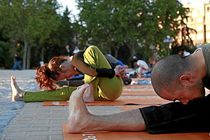 Clase de yoga impartida en la explanada del Templo de Debod. (Foto: Carlos Alba | El Mundo)