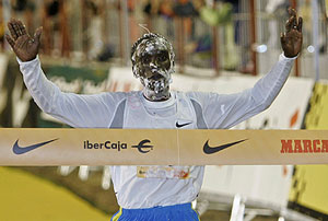 Un atleta llega a la meta en la San Silvestre. (Foto: AP)