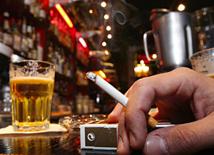 Un hombre fuma en un bar de Lille, en el norte de Francia. (Foto: Philippe Huguen | AFP)