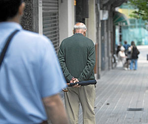 Un anciano paseando por las calles de Bilbao. (Foto: Mitxi)