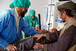 Un mdico aplica un tranquilizante a un nio en el hospital de Qala-e-Now (Foto: M. B.)