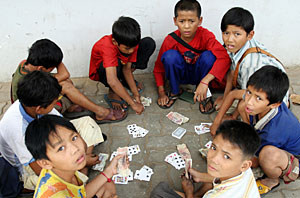 Un grupo de nios juega a las cartas en Phnom Penh (Foto: AFP | Tang Chin)