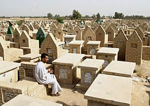 Un hombre reza en el cementerio de Kerbala (Foto: Mushtaq Muhammad | Reuters)