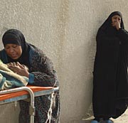 Una mujer llora por su hijo fallecido en la morgue de Baquba. (Foto: Reuters)