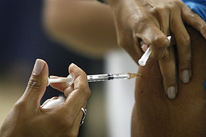 Un hombre recibe la vacuna contra la fiebre amarilla en Brasilia. (Foto: AP)