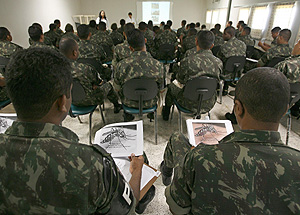 Los soldados reciben entrenamiento y formacin sobre la fiebre amarilla (Foto: AP | Eraldo Peres)