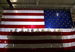 Seguidores del partido republicano tras la bandera de EEUU (Foto: Reuters | Jim Young)