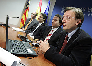 Carlos Simón, en primer plano, y Miodrag Sotjkovic (al fondo), explican los proyectos (Foto: EFE)