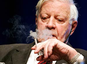 Schmidt fuma un cigarro durante un foro internacional celebrado en 2005 en Frankfurt. (Foto: AFP)
