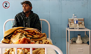 El trabajador Mohammad Salim, despus de que le extrajesen un rin. (Foto: AFP)