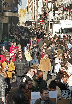 Gente paseando por la calle Preciados de Madrid. (Foto: EFE)